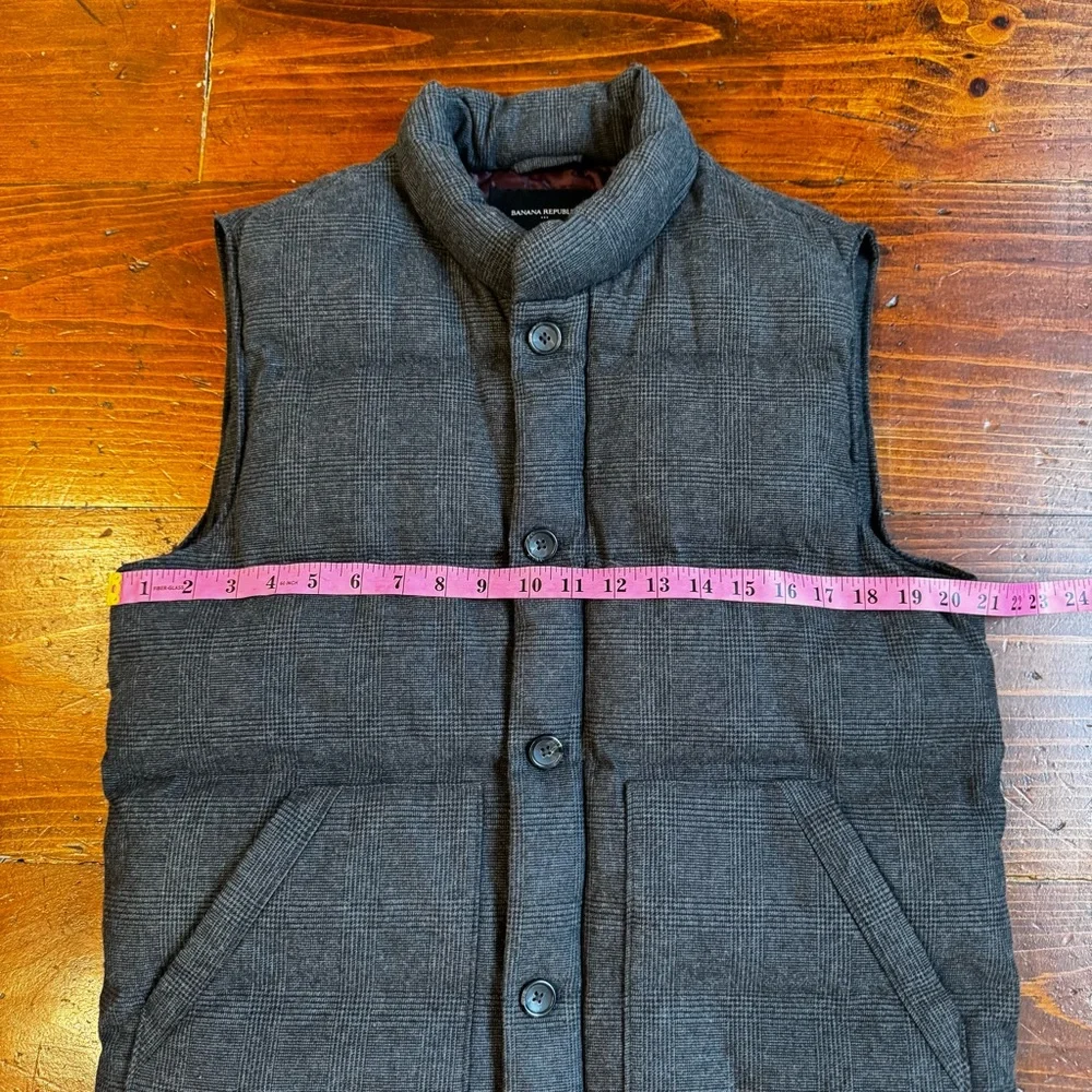 Banana‎ Republic Men's Gray Plaid Puffer Vest. Size Medium
